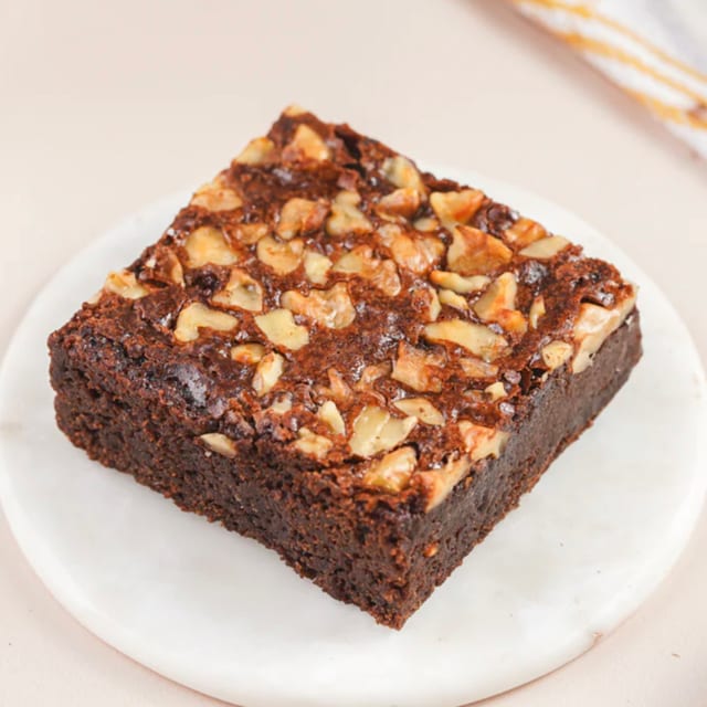 Brownie with nuts.